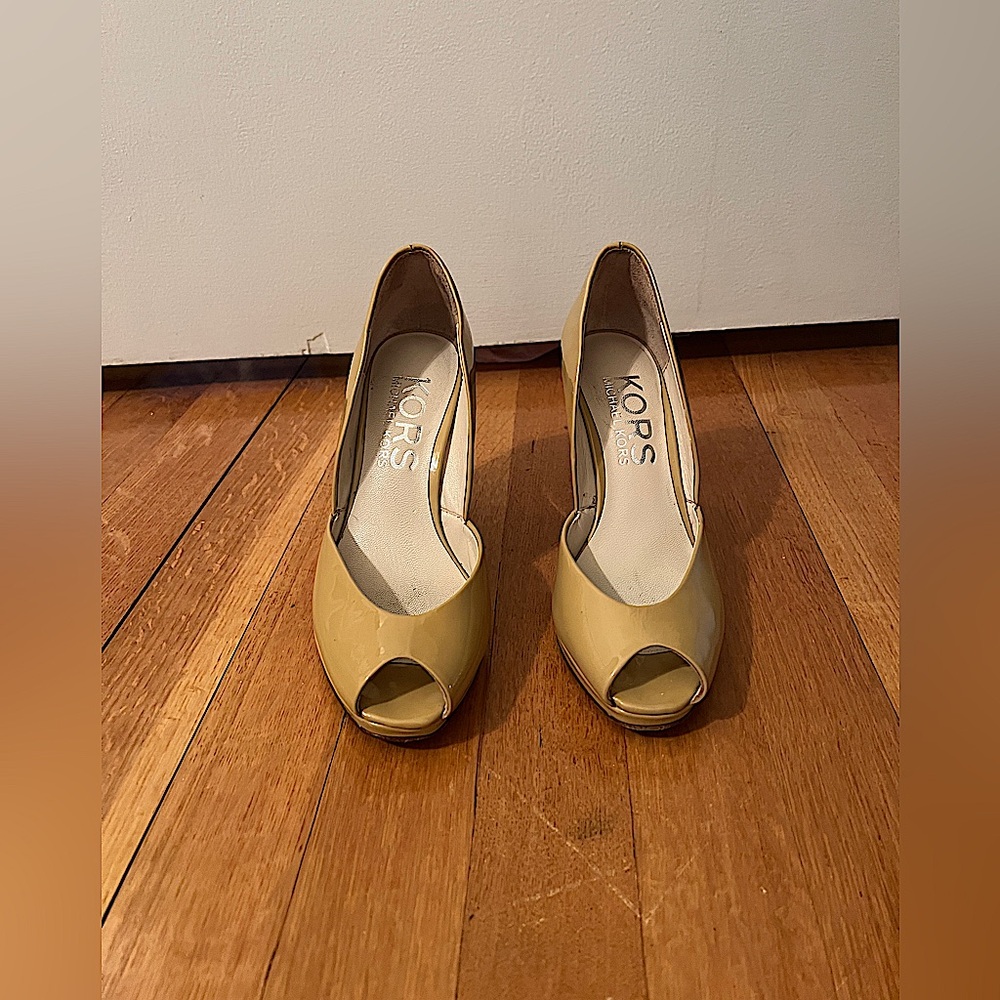 Michael Kors Platform Wedge Peep Toe Heels, Size 6M, Patent Leather, Tan / Beige